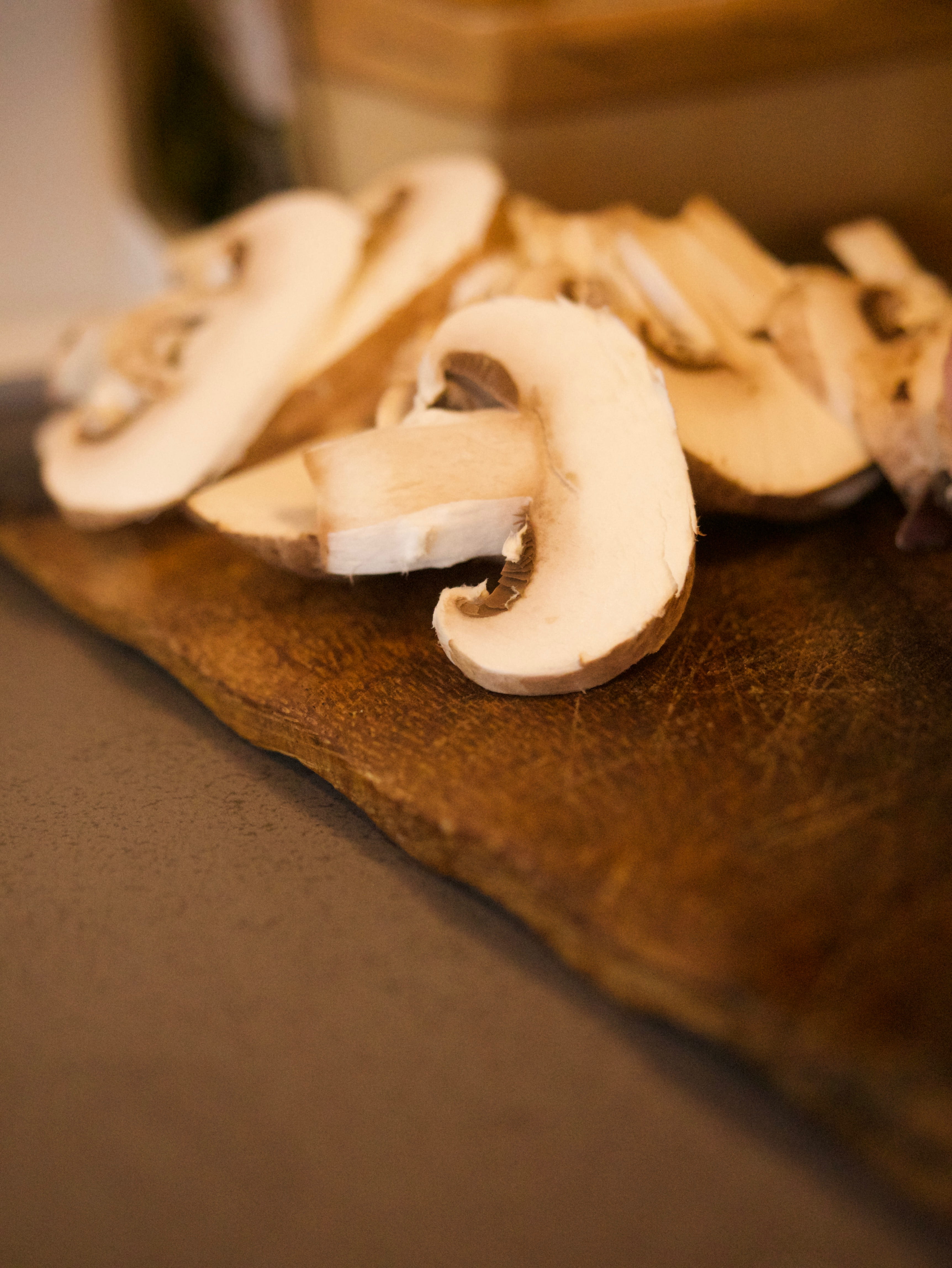 Im Foodtruck werden Champignons für die Pizza Fungho geschnitten.