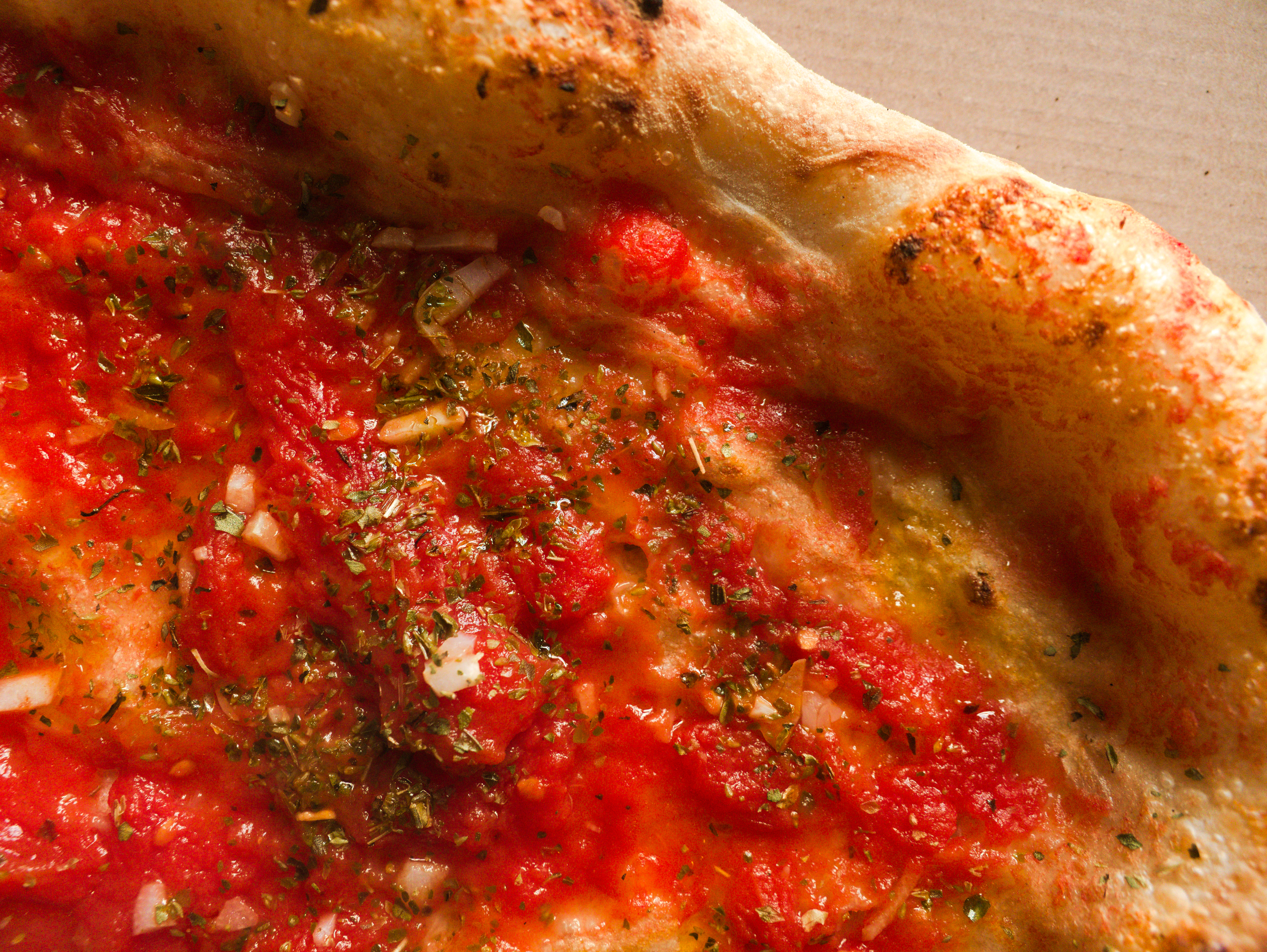 La Pizza Cantata backt vegane Pizza Marinara mit fluffig knusprigem Rand Demtold